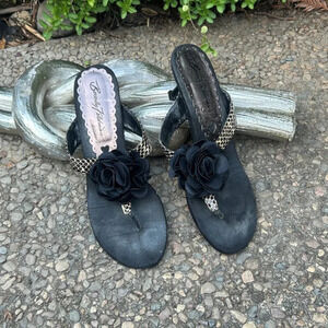 Beverly Feldman Snakeskin Black Rose Floral Thong Heeled Sandals Size 7